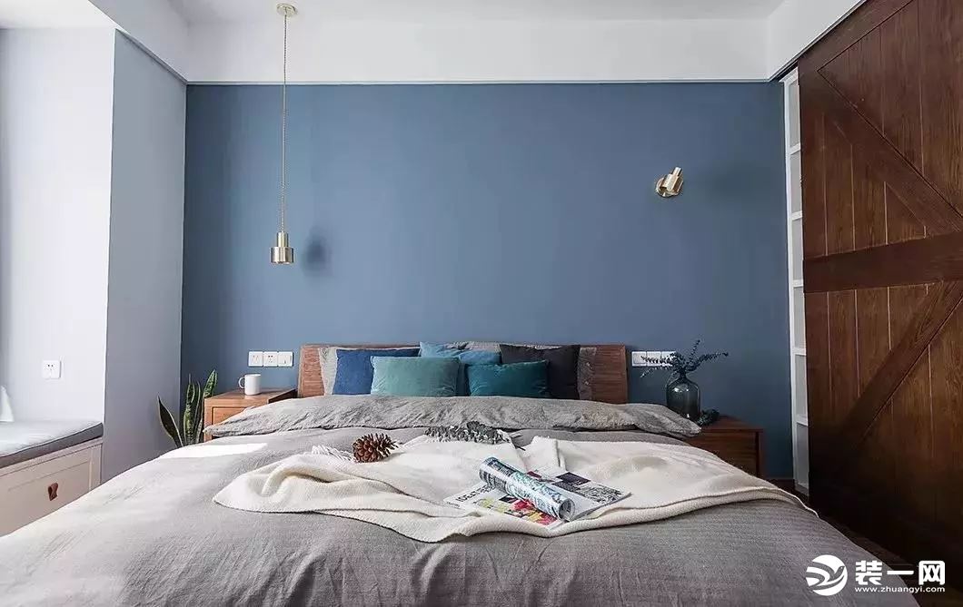 次卧      床头背景墙刷成清新蓝,清新洁净.